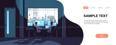 iki adam cam pencere insanlar açık alan ofis Merkezi karanlık oda iç gözetim güvenlik sistemi yatay kopya alanı ortak çalışma çalışma arkasında oturan monitör bakarak