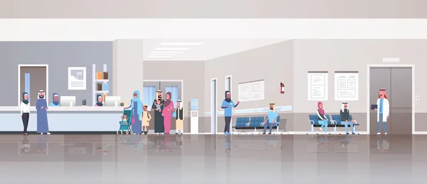 Arabische Patienten in traditioneller Kleidung stehen Schlange an der Rezeption des Krankenhauses Wartehalle Ärzte Beratung Gesundheitskonzept Klinik Innenraum volle Länge horizontale Wohnung — Stockvektor