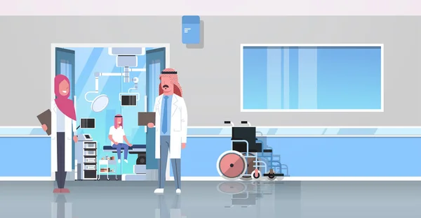 車椅子で病院の廊下で議論するアラブの医師は、オペレーティング テーブル モダンなクリニック インテリア フラット全長水平バナーに座って手術部屋のアラビア人の扉を開けてください。 — ストックベクタ