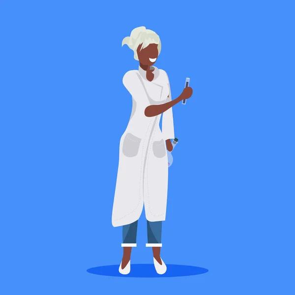 Cientista fêmea segurando tubos de ensaio mulher técnica de laboratório em branco uniforme Africano americano médico trabalhador profissional profissão conceito azul fundo plano comprimento total —  Vetores de Stock