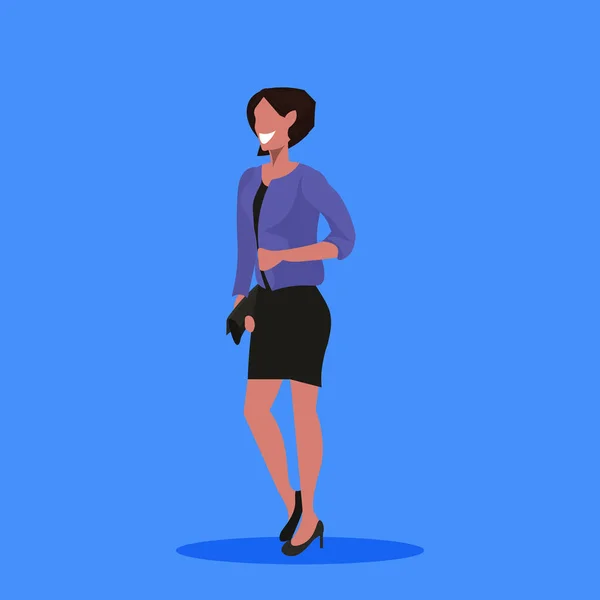 ビジネス女性オフィス ワーカー女性漫画文字全長平らな青い背景の笑みを浮かべてハンドバッグ立ちポーズを保持しているアフリカ系アメリカ人の実業家 — ストックベクタ