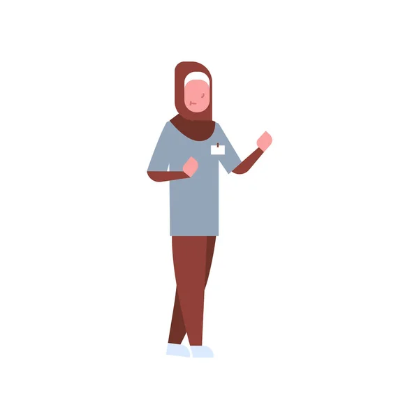 Árabe mujer médico o enfermera árabe mujer en hijab y uniforme apuntando algo hospital médico trabajador de dibujos animados carácter longitud completa fondo blanco plana — Vector de stock