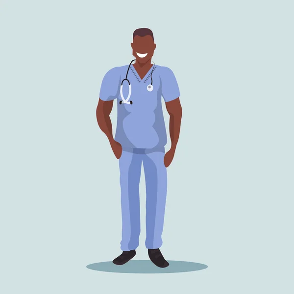 Africano maschio medico con stetoscopio uomo medico clinica operaio in blu uniforme professionale concetto di professione cartone animato personaggio full length piatta — Vettoriale Stock