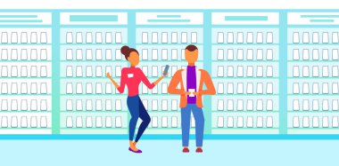 genç kadın Yardımcısı parfüm koku kozmetik mağazası modern butik iç daire tam uzunlukta yatay test kağıt testi çift holding adam müşteriyle seçme