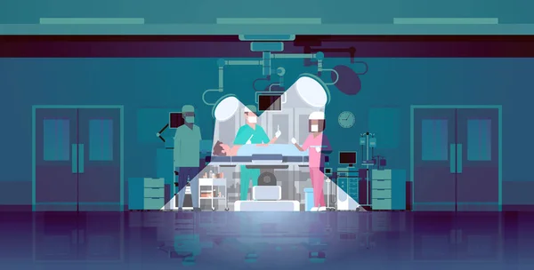 Equipo de cirujanos que rodea al paciente acostado en la mesa de operaciones con lámparas rayos de luz durante la cirugía trabajadores médicos con equipo en la sala de operaciones hospital clínica interior horizontal — Archivo Imágenes Vectoriales