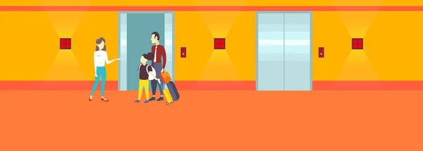 Администратор приветствуя отца дочь прибывающих туристов, стоящих возле лифта обслуживающего персонала концепция современного гостиничного интерьера горизонтальной полной длины квартира — стоковый вектор
