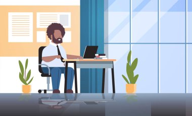 şişman obez işadamı Yöneticisi'ni kullanarak dizüstü şişko kilolu iş adam işçi işyerinde obezite kavramı modern ofis iç tam uzunlukta yatay oturan