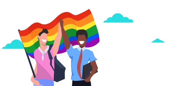 Mistura raça casal gays segurando lgbt arco-íris bandeira amor desfile orgulho festival conceito dois sorridentes caras de pé juntos masculino desenhos animados personagens retrato horizontal plana — Vetor de Stock