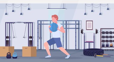 Tıp deri topu adam eğitim kardiyo egzersiz kavramı modern bir spor salonu sağlık stüdyo kulüp iç yatay tam uzunlukta ile çalışan crossfit egzersiz yapan sportif erkek