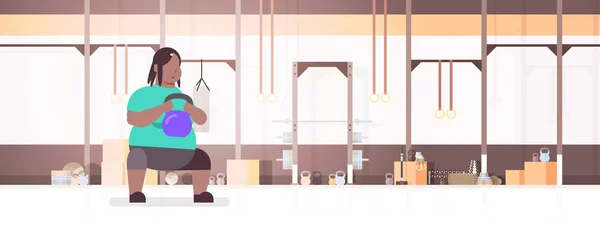 Graisse obèse femme faire des exercices avec kettlebell afro-américaine en surpoids graisse fille formation en salle de gym séance d'entraînement concept de perte de poids plat moderne club de santé sudio intérieur horizontal — Image vectorielle