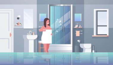 yağ obez kadın banyo beyaz havlu aşırı kilolu kız ayakta duştan sonra duş obezite kavramı modern daire iç yatay tam uzunlukta