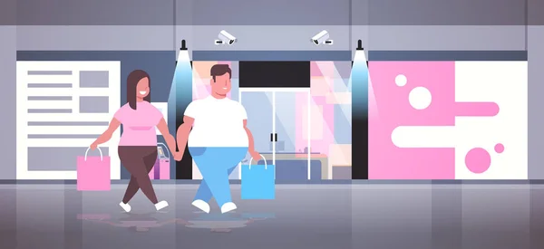 脂肪肥満カップル開催ショッピングバッグ大きな販売コンセプト幸せな太り過ぎの男の女性は、モダンショップモールセンターの前を歩いているエクステリア全長フラット水平 — ストックベクタ