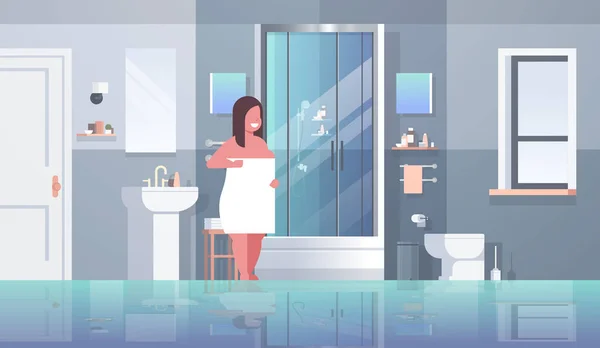 白いタオルで包まれた太った女性太りすぎの女の子が浴室に立った後、シャワー肥満の概念現代的なアパートの内部横の全長 — ストックベクタ