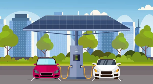 Електричні автомобілі, що заряджаються на електричній зарядній станції з сонячними панелями, відновлювані екологічно чисті транспортні умови, концепція догляду за плоским сучасним міським пейзажем горизонтальний фон — стоковий вектор