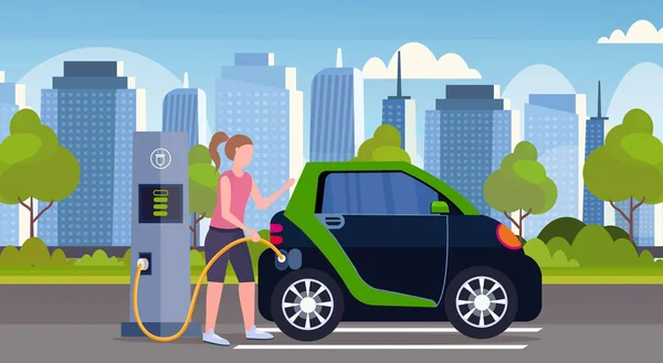 Дівчина заряджає електричний автомобіль на міській електростанції відновлювані екологічні технології чисте транспортне середовище концепція догляду за плоским сучасним міським пейзажем повна довжина — стоковий вектор