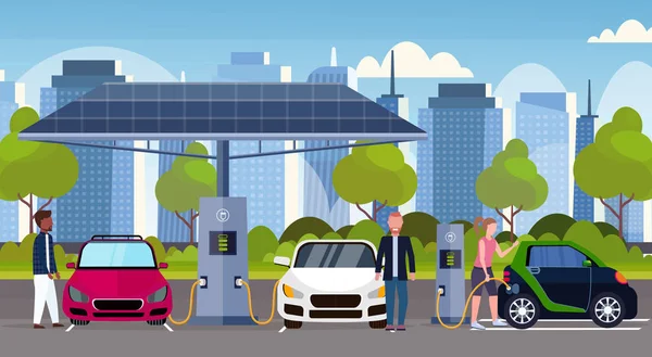 Мікстейп люди заряджають електричні автомобілі на електростанції відновлюваний екологічно чистий транспорт концепція догляду за навколишнім середовищем сучасний міський пейзажний фон повної довжини — стоковий вектор