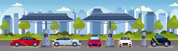 Voitures électriques recharge sur la station de charge électrique avec panneaux solaires renouvelables respectueux de l'environnement de transport concept de soins plat paysage urbain moderne fond horizontal — Image vectorielle