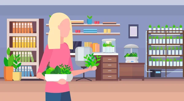 Frau erntet verschiedenen Bio-Salat Blätter intelligente Pflanzen wachsen Systemkonzept modernen Home-Arbeitsplatz Schrank Innenraum flach horizontal Porträt — Stockvektor