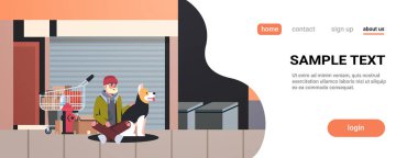 hayvan en iyi arkadaşı evsiz kavramı şehir binaları dış arka plan yatay tam uzunlukta kopyalama alanı kucaklayan köpek dilenci adam ile oturan zavallı sakallı adam