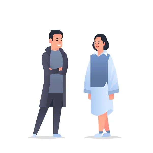 Unga asiatiska par bär casual kläder glad man kvinna diskuterar tillsammans kinesiska eller japanska kvinnliga manliga tecknade tecken full längd platt vit bakgrund — Stock vektor