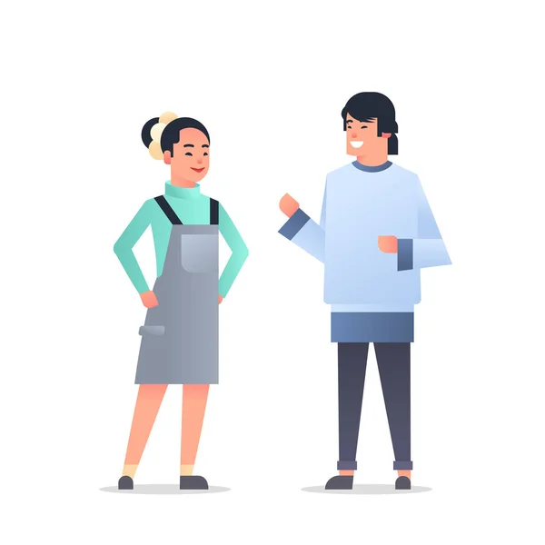 Unga asiatiska par bär casual kläder glad man kvinna diskuterar tillsammans kinesiska eller japanska kvinnliga manliga tecknade tecken full längd platt vit bakgrund — Stock vektor