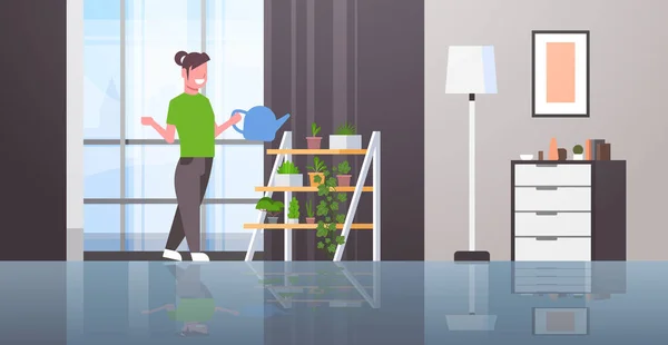 Huisvrouw drenken planten glimlachend vrouw houden bespelen kan meisje doen huishoudelijk werkhuis houden concept moderne woonkamer interieur vrouwelijke cartoon karakter volledige lengte platte horizontale — Stockvector