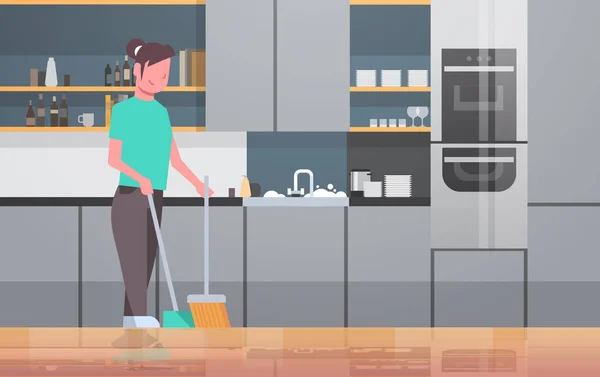 Ama de casa barrer piso con escoba y cucharada chica joven haciendo tareas domésticas concepto de limpieza cocina moderna interior femenino personaje de dibujos animados longitud completa plana horizontal — Vector de stock