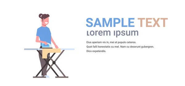 Домогосподарка прасуючий одяг молода жінка тримає залізо усміхнена дівчина робить концепцію домашнього завдання жіночий мультиплікаційний персонаж повної довжини плоский горизонтальний білий фон копіювання простору — стоковий вектор