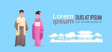 geleneksel giysi erkek kadın giyen asya çift birlikte pagoda binalar arka plan tam uzunlukta yatay kopya alanı üzerinde Çince veya Japonca karakterler ayakta