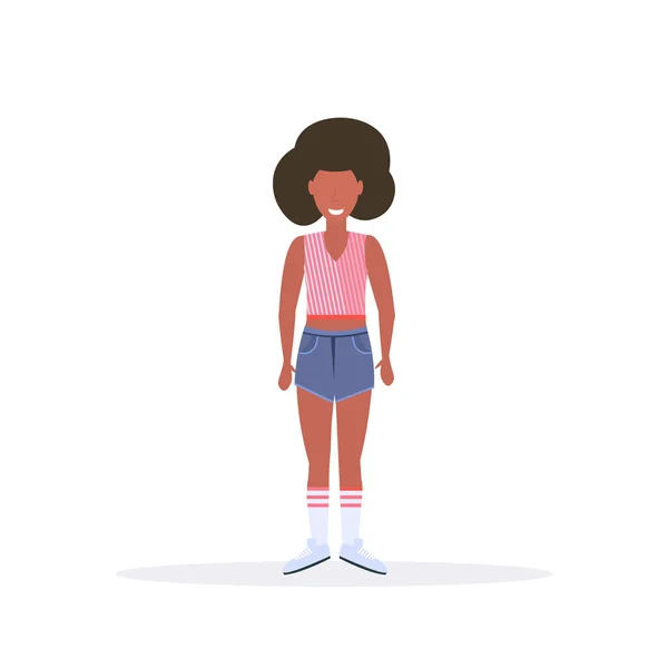 Heureuse casual femme debout pose souriant afro-américain fille femelle personnage de dessin animé pleine longueur fond blanc plat — Image vectorielle