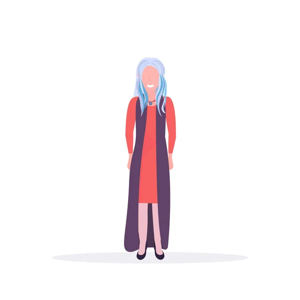 Случайная зрелая женщина стоящая поза улыбающаяся пожилая леди в модной одежде женский персонаж мультфильма полная длина плоский белый фон — стоковый вектор