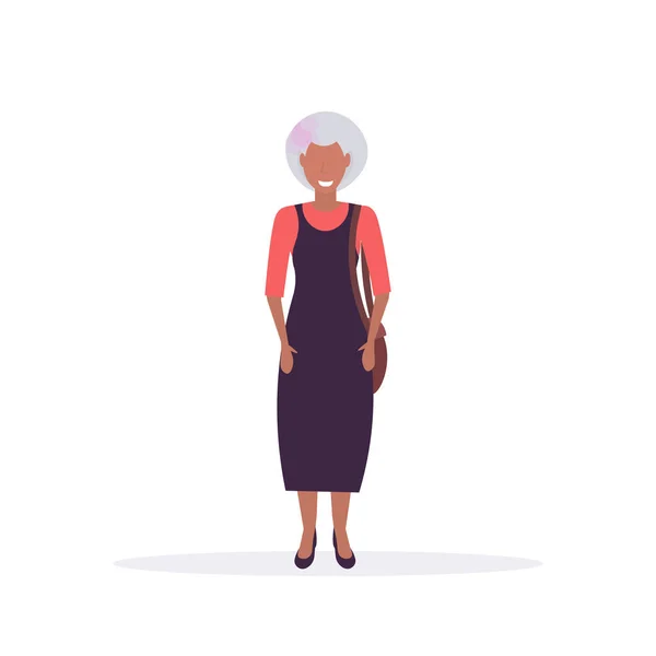Случайная зрелая женщина, стоящая поза улыбается пожилой африканской леди в модной одежде женский персонаж мультфильма всю длину плоский белый фон — стоковый вектор
