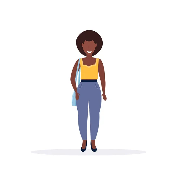 ハッピーカジュアルな女性立ちポーズ笑顔笑顔アフリカ系アメリカ人女性抱きしめるハンドバッグ女性漫画キャラクター全長フラット白背景 — ストックベクタ