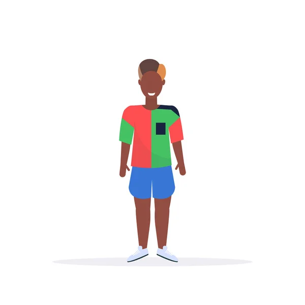 Heureux casual homme debout pose souriant afro-américain gars portant des shorts et t-shirt mâle personnage de bande dessinée pleine longueur fond blanc plat — Image vectorielle