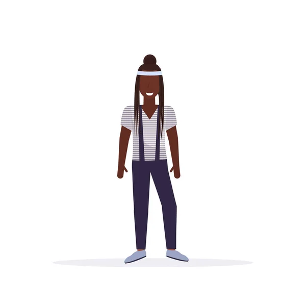 Homme décontracté aux cheveux longs pose debout souriant afro-américain gars portant des vêtements à la mode personnage de dessin animé masculin pleine longueur fond blanc plat — Image vectorielle