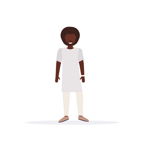 Hombre casual feliz de pie pose sonriente afroamericano tipo con ropa de moda personaje de dibujos animados masculino de longitud completa plana fondo blanco — Vector de stock