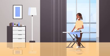 ev hanımı ütü giysileri afro-amerikan kadın demir gülümseyen kız ev işi konsept modern ev oturma odası iç kadın çizgi film karakter tam uzunlukta yatay düz yapıyor tutarak