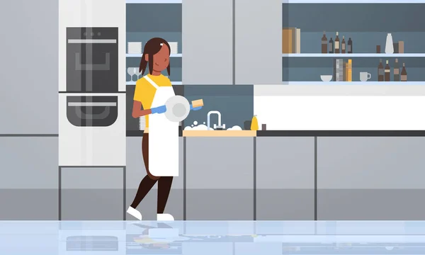 Młoda kobieta mycie naczyń afrykański amerykański dziewczyna wycieranie talerze zmywanie pojęcie gospodyni domowa robi prace domowe nowoczesna kuchnia wnętrze płaskie poziome pełna długość — Wektor stockowy