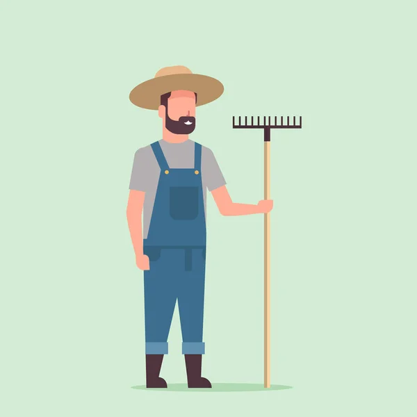 Zahradník držující na hrábě venkovský muž práce v zahradnické zahradnictví koncept eko — Stockový vektor