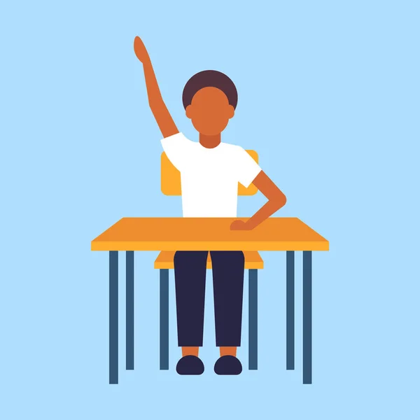 Colegial sentado escritorio africano americano masculino pupila levantando la mano durante lección educación concepto escuela primaria longitud completa plana azul fondo — Vector de stock