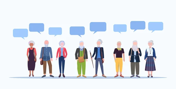 Volwassen mannen vrouwen staande samen chat Bubble communicatie glimlachend Senior Gray haired mix race mensen dragen trendy kleding mannelijke vrouwelijke cartoon karakters volledige lengte horizontaal — Stockvector