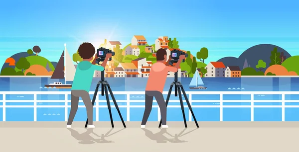 Reisefotografen, die Naturaufnahmen von Bergstadt Insel Afrikanische amerikanische Jungs mit DSLR-Kamera auf Stativ Landschaft Hintergrund horizontal — Stockvektor