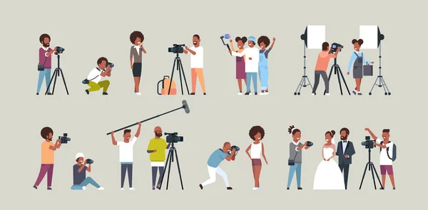 Установить различные позы фотографы и операторы с помощью камер африканских американских персонажей съемки видео, делая фотографии, работающие во время сессии коллекции горизонтальной полной плоской — стоковый вектор