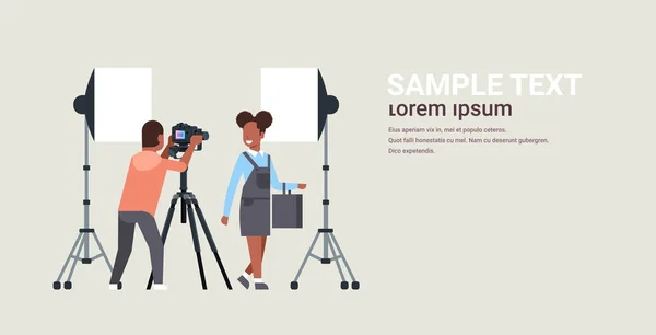 Hivatásos férfi fotós segítségével DSLR fényképezőgép állvány lövés afro-amerikai nő modell lány pózol modern Photo Studio vízszintes teljes hossza másolási tér — Stock Vector