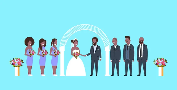 Apenas casado noiva e noivo com afro-americanos madrinhas padrinhos de pé juntos perto de arco casamento cerimônia conceito azul fundo completo comprimento horizontal plana —  Vetores de Stock