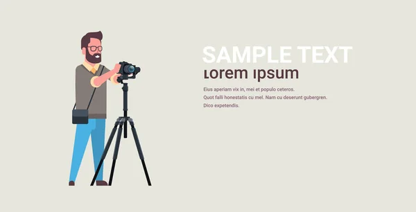 Adam profesyonel fotoğrafçı tripod yatay tam uzunlukta düz kopya alanı dslr kamera kullanarak fotoğraf adam alarak — Stok Vektör