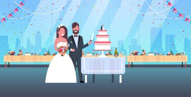 yeni evliler sadece evli adam kadın birlikte romantik çift gelin ve damat aşk düğün günü kavramı modern restoran iç tam uzunlukta yatay düz tatlı pasta kesme