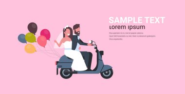 renkli balonlar romantik çift gelin ve damat eğlenceli düğün günü kavramı pembe arka plan kopya alanı tam uzunlukta yatay düz sahip sadece evli adam kadın motorscooter sürme