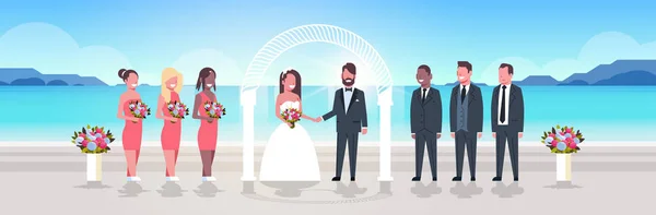 Просто одружена наречена і наречений з нареченими нареченими стоять разом на морському пляжі біля арки весільна церемонія концепція схід сонця гори фон повної довжини гори — стоковий вектор