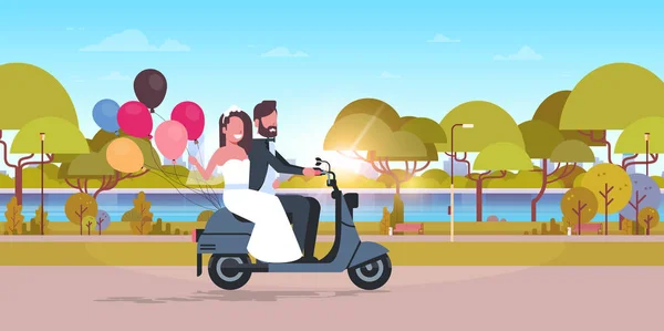 Απλά παντρεμένη ζευγάρι ιππασία σκούτερ Motor με πολύχρωμα μπαλόνια νύφη και ο γαμπρός που έχει τη διασκέδαση γάμο ημέρα concept πόλη αστικό πάρκο τοπίο φόντο πλήρες μήκος οριζόντια επίπεδη — Διανυσματικό Αρχείο